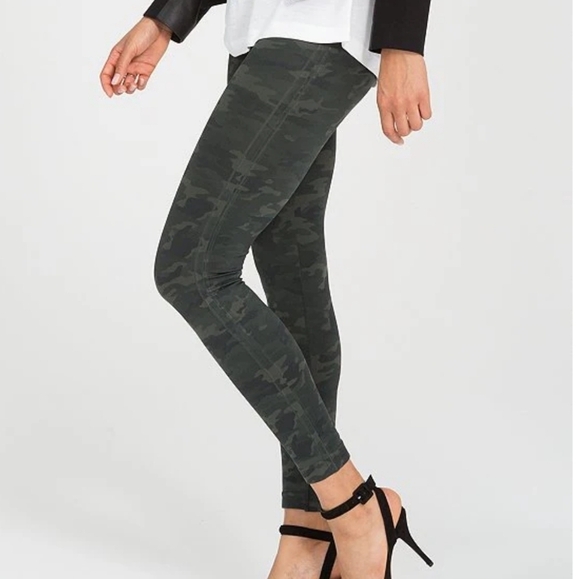 NWT Spanx Look at Me Now Black Camo ecocare seamless Leggings M - Picture 2 of 8